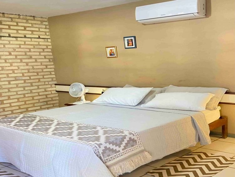 Amplo quarto com capacidade para até mais duas camas extras, possui tv tela plana a cabo, frigobar, ar condicionado, wi-fi