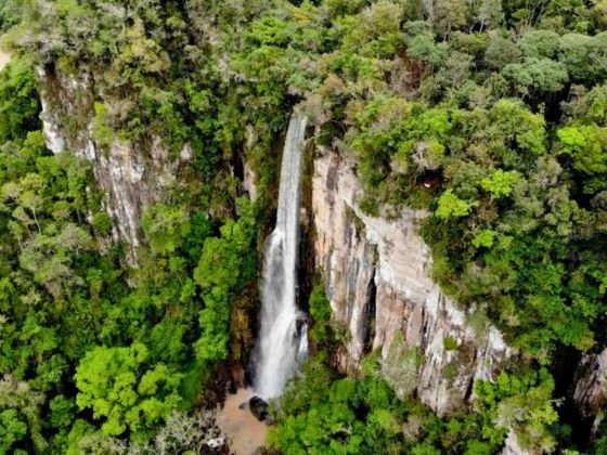 Queda de cachoeira que se chama Salto Sete no Salto Sete Adventure Park em Prudentópolis, no Paraná.