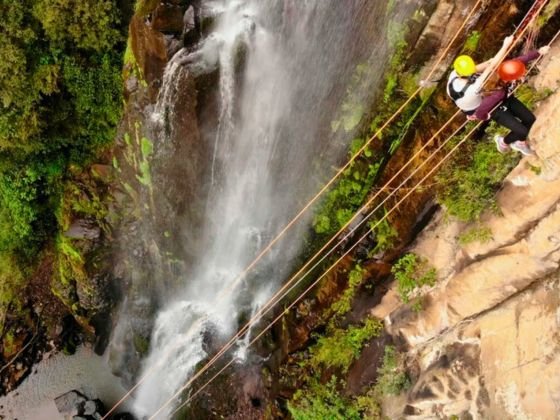 Rapel na cachoeira Salto Sete no Salto Sete Adventure Park em Prudentópolis no Paraná