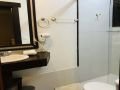 Banheiro com chuveiro elétrico
