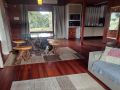 Sala, mesa de jantar e cozinha