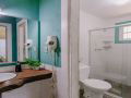 Banheiro equipado com secador de cabelo e mimo exclusivo do bangalô. 