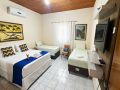 suite com uma cama de casal e uma de solteiro.