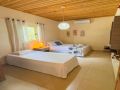 suite com uma cama de casal e uma de solteiro.