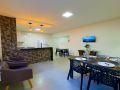 cozinha e sala americana, TV SMART, mesa e cadeiras.