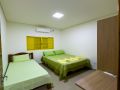 quarto com uma cama de casal e uma de solteiro.