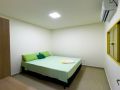 quarto com uma cama de casal 