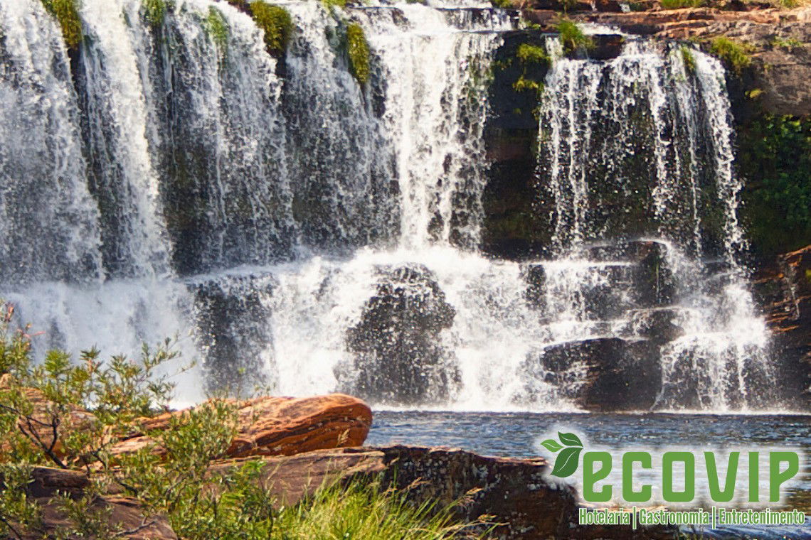 Agua correndo por pedras em cachoeira na Serra do Cipó