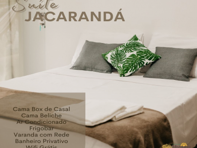 Todas as suítes são exatamente iguais e completas. São compostas por 1 cama de casal, 1 beliche, ar condicionado, smartTV, frigobar, banheiro privativo com opção de aquecedor solar, roupas de cama e banho, wifi ilimitado, mesa com 4 cadeiras, cabideiro, guarda chuva, varanda com rede na frente com vista para a montanha e estacionamento.