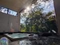 Banheira com vista para mata na suíte com hidromassagem - Pousada do Seu João - Macacos / Nova Lima